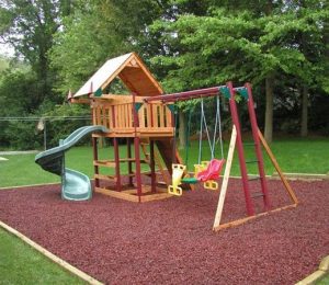 Дача с детской площадкой фото